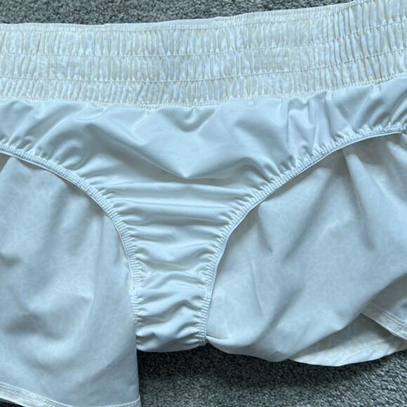 Sold Nike One Dri-FIT Ultra High-Waisted 3" Brief-Lined Shorts, Cream,Size Large - Picture 9 of 10